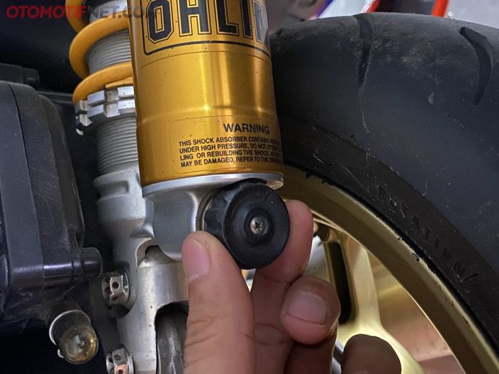 Menyetel compression atau rebound bisa mulai dari klik tengah 