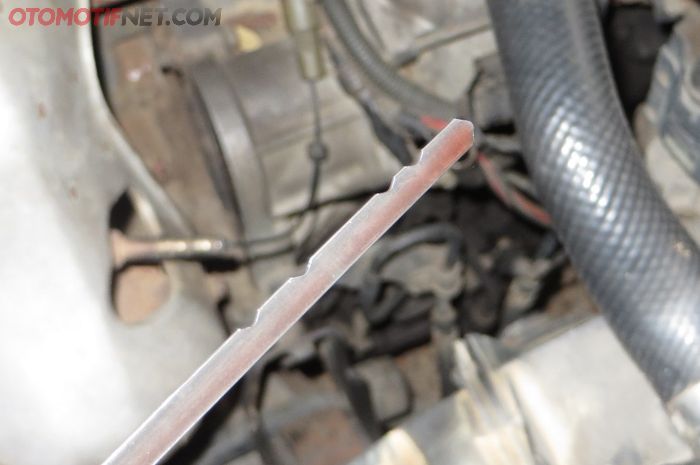 Begini cara cek dipstick oli mesin di mobil bekas (foto ilustrasi)
