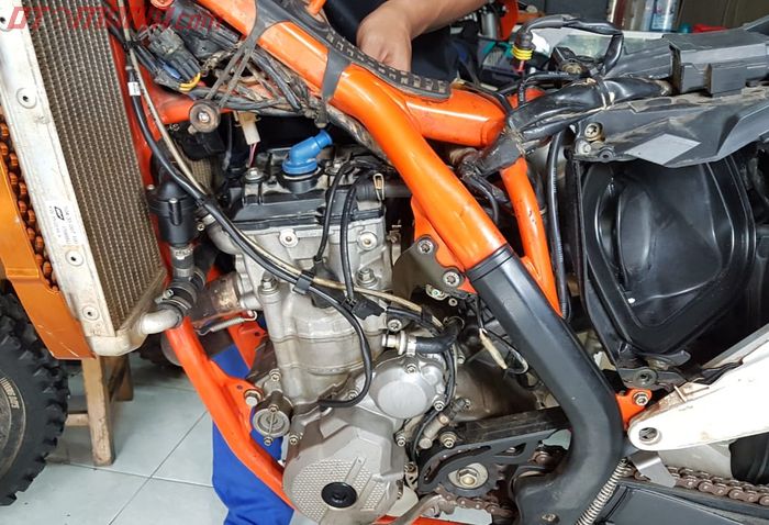 Mesin KTM 350 EXC-F Six Days sedang servis