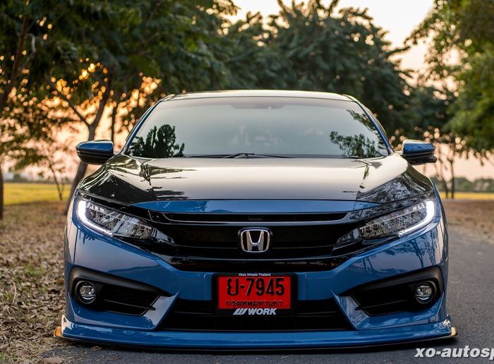 Modifikasi Honda Civic Tubro pakai kap mesin karbon yang tampak kontras