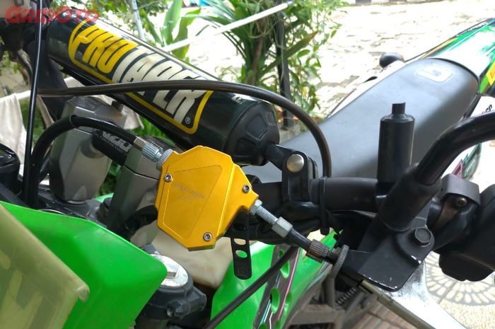 Alat peringan kopling universal terpasang di Kawasaki D-Tracker 150