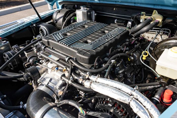 Restorasi Land Rover Defender D110 sudah engine swap pakai unit V8 supercharger 640 dk