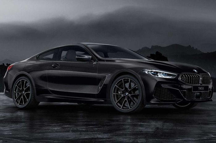 BMW Seri-8 Frozen Black dengan kelengkapan eksterior dan interior warna hitam