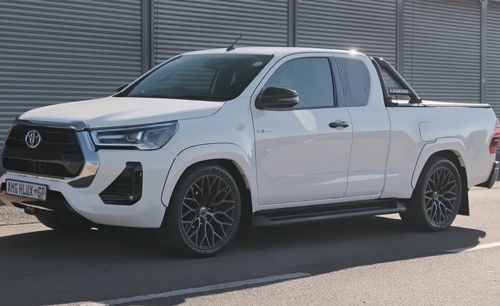 Toyota Hilux dengan jantung AMG