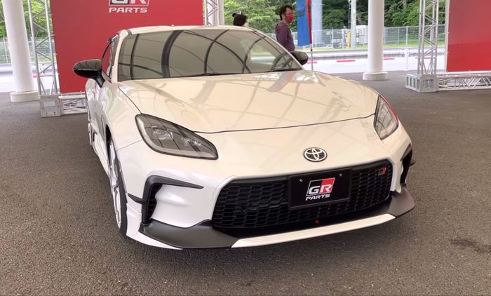 Tampilan Toyota GR 86 dengan paket GR Parts Customization Concept yang lebih kalem