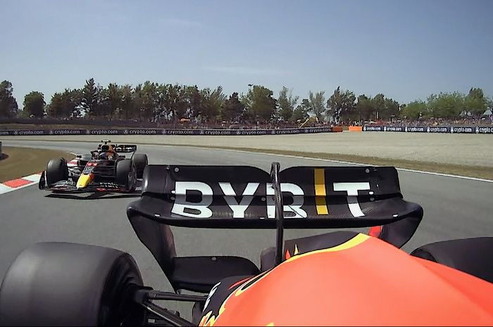 Sergio Perez (belakang) memberi jalan kepada Max Versteppen untuk memimpin di balap F1 Spanyol 2022