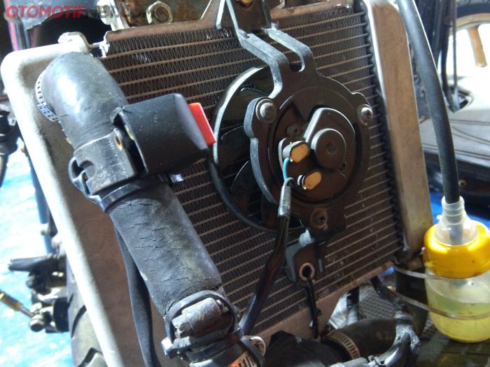 Radiator pakai Yamaha Jupiter MX yang ukurannya tidak terlalu besar.