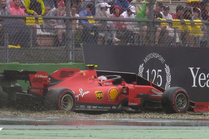 Pada lap ke-29 Leclerc melebar ditikugan terakhir dan menabrak dinding pembatas