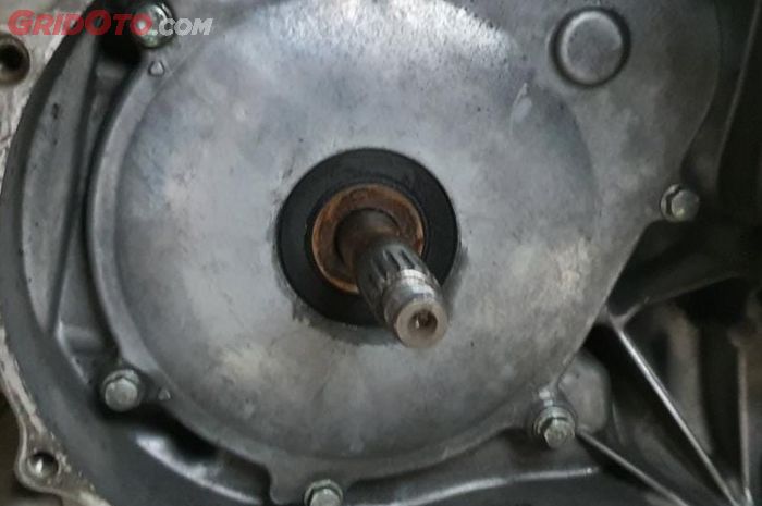 Sil pulley depan yang rusak dan rembes harus segera diganti.