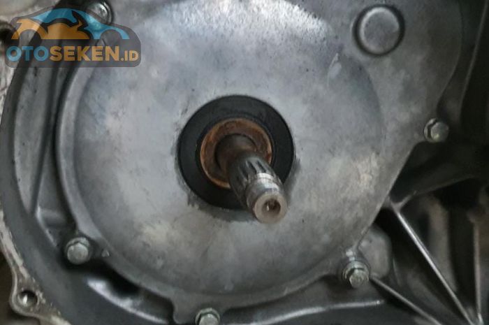 Sil pulley depan yang rusak dan rembes harus segera diganti.