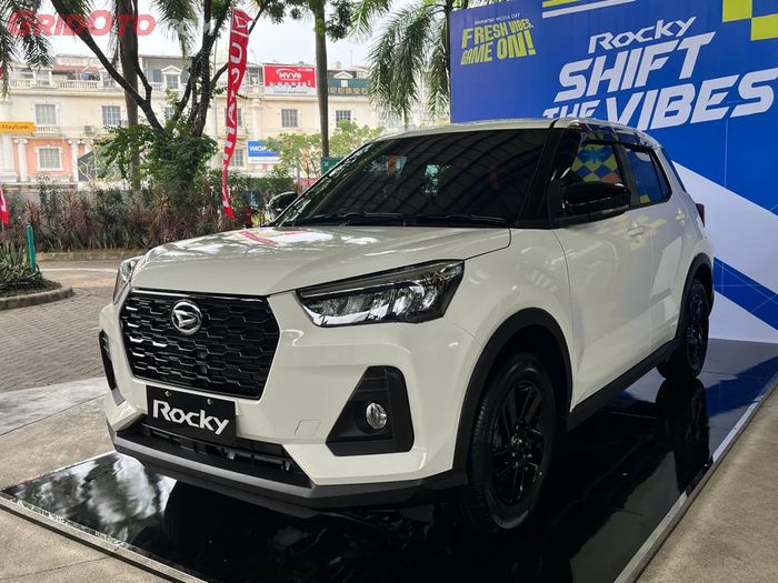 Daihatsu Rocky Facelift varian non ADS masih menggunakan logo 'D' khas Daihatsu
