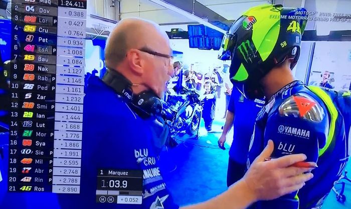 Valentino Rossi sementara berada di posisi bawah saat motornya bermasalah