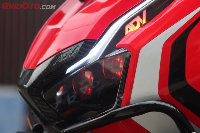 Terlihat dari samping projector HRV di Honda ADV 150.