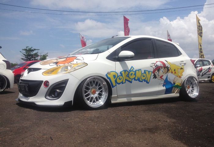 Mazda2 S dengan cutting sticker bergaya itasha