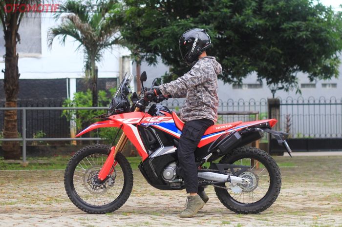 Rangka baru pada Honda CRF250 Rally model 2021 bikin jok sedikit lebih pendek, namun postur 170 cm tetap dipaksa jinjit!