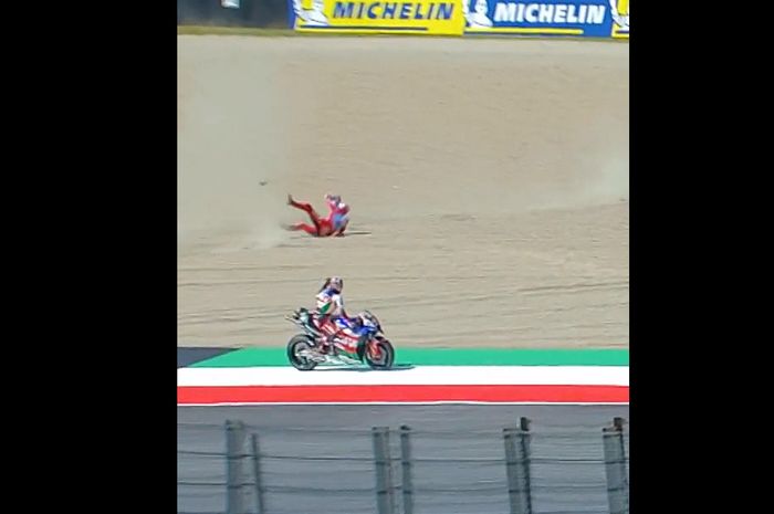Alex Rins nyukurin Fabio Di Giannantonio yang crash di FP2 MotoGP Italia 2023