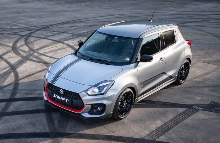 Kap mesin dengan stripe garis dan aksen merah di gril