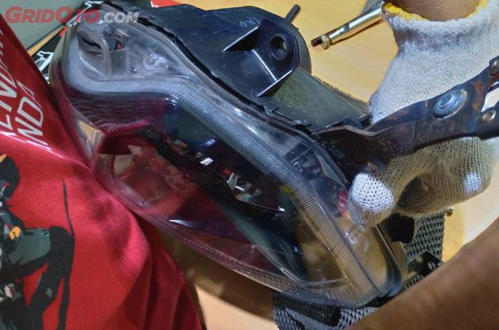 Alat khusus untuk melepas mika dan reflektor Yamaha Nmax