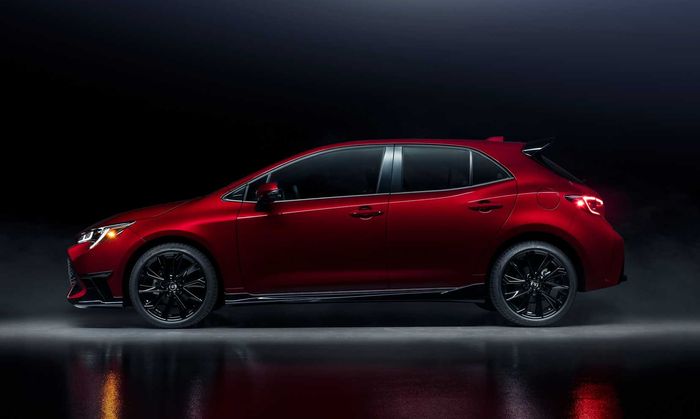 Tampilan samping Toyota Corolla Hatchback 2021 Special Edition 