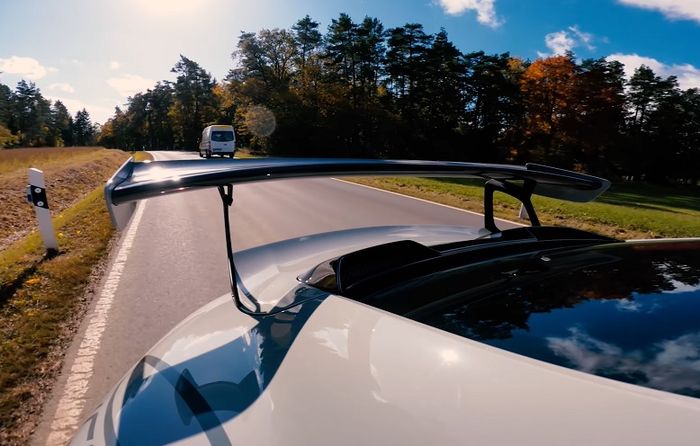 Sayap besar di belakang modifikasi Porsche 911 GT2 RS