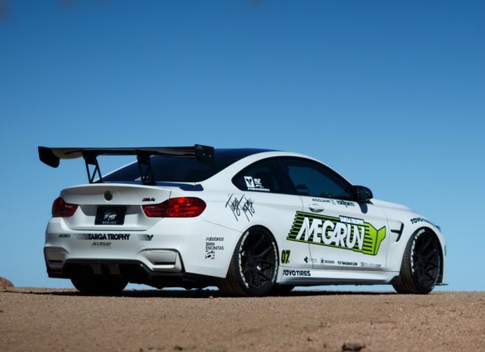 Tampilan belakang modifikasi BMW M4 beraura balap pasang sayap besar