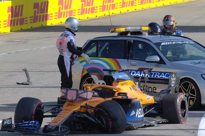 Bagian kiri depan mobil McLaren milik Carlos Sainz rusak setelah menyerempet tembok sirkuit sochi pada F1 Rusia 2020