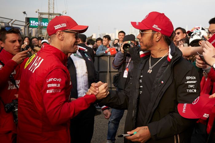 Akankah Sebastian Vettel (kiri) akan menjadi rekan satu tim Lewis Hamilton?
