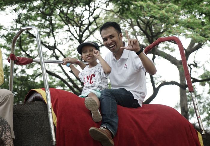 Fajar Pradana, peserta XploreXpander yang juga pemilik Mitsubishi Xpander saat di Kebun Binatang Surabaya
