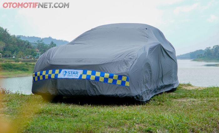 Cover mobil untuk melindungi cat dari sinar matahari langsung.