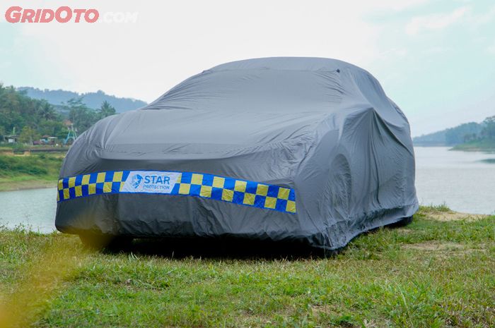 Cover mobil untuk melindungi cat dari sinar matahari langsung.