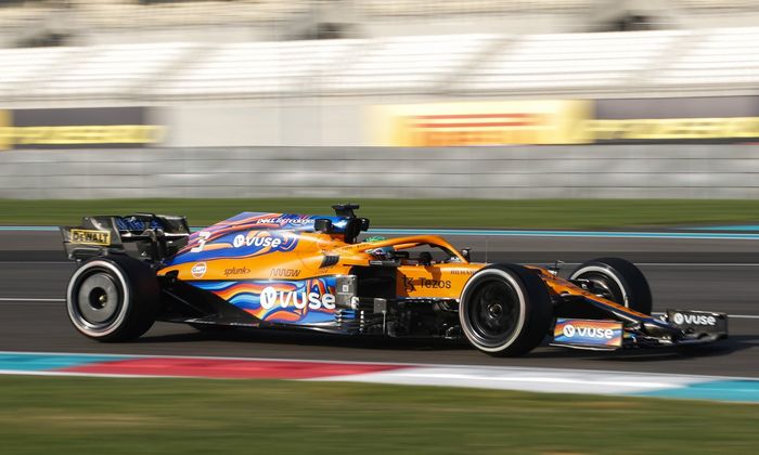 Daniel Ricciardo melakukan aksi terakhirnya di sirkuit saat tes ban 18 inci di sirkuit Yas Marina, Abu Dhabi sebelum liburan Natal