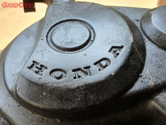Blok crankcase Honda Tiger Lawas atau Tilas itu berbentuk setengah lingkaran atau disebut juga Honda Smile