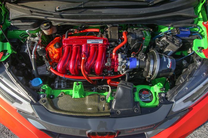 Modifikasi Honda Jazz GK5 ini sudah swap engine mesin L15B Fit JDM FL RS