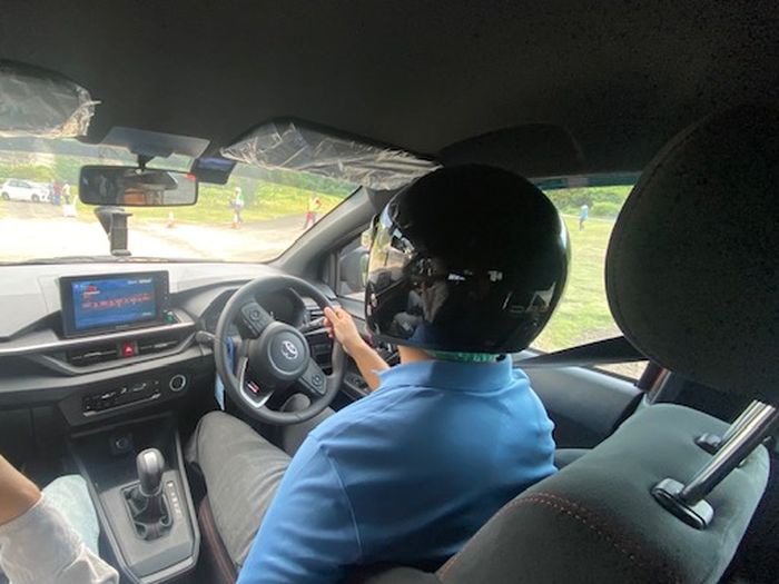 Berkat EPS khusus, respon setir Toyota Agya GR Sport terasa lebih tajam dan mempermudah koreksi arah mobil