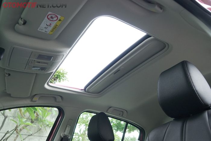Tidak hanya fitur berkendara yang lengkap, Mazda3 juga dilengkapi sunroof