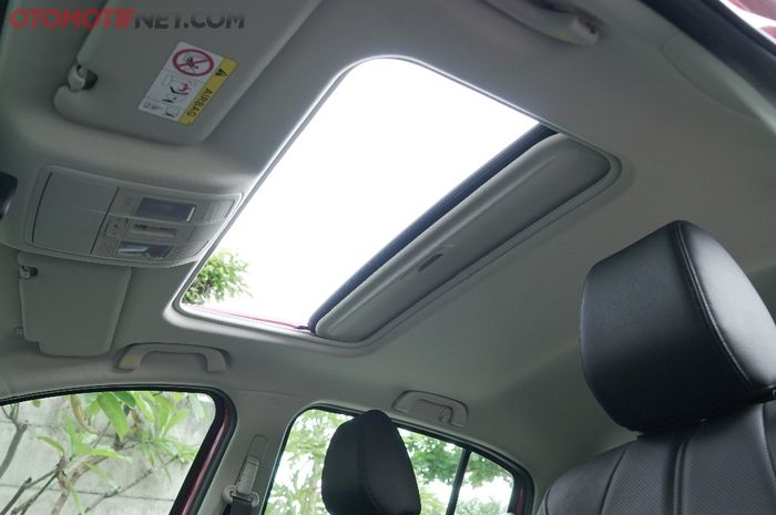 Tidak hanya fitur berkendara yang lengkap, Mazda3 juga dilengkapi sunroof