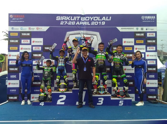 Nicky Hayden saat di podium ke-2 usai kalah dari M. Jordan di kelas YCR3 Boyolali 2019