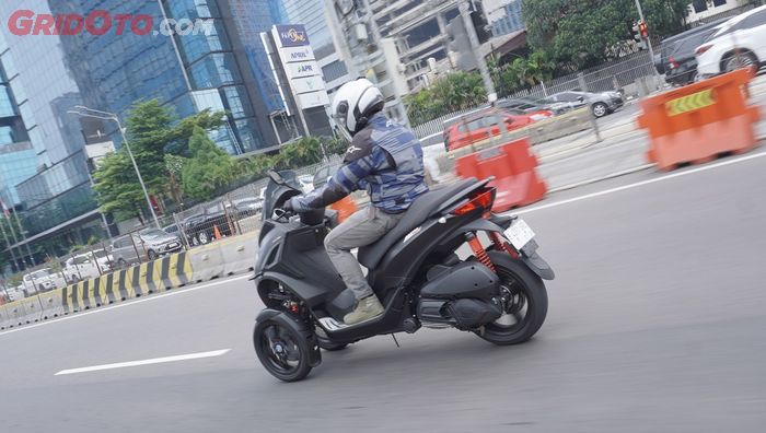 Meski mesinnya powerful Piaggio MP3 300 HPE Sport kena handicap berupa bobot 225 kg