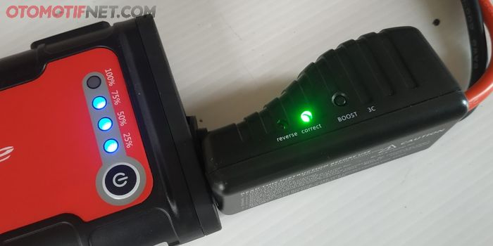 Punya pengaman dengan lampu indikator menginformasikan status koneksi aki dengan power bank