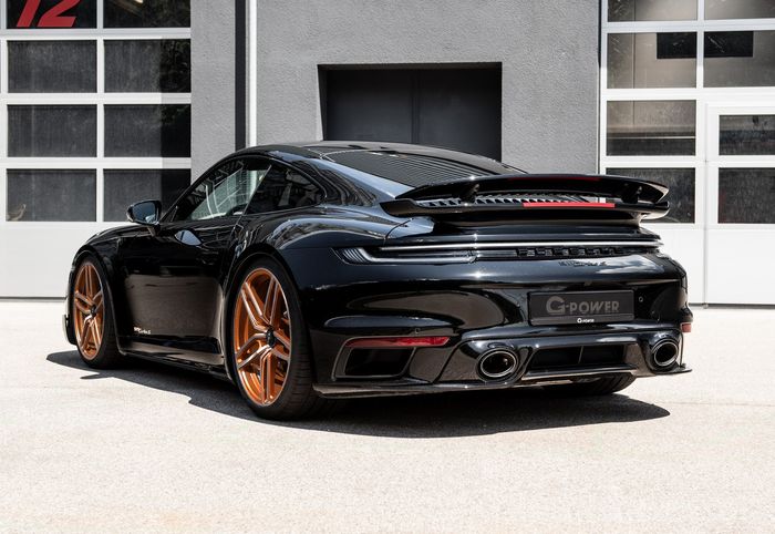 Modifikasi Porsche 911 Turbo S juga mendapat part bodi serat karbon