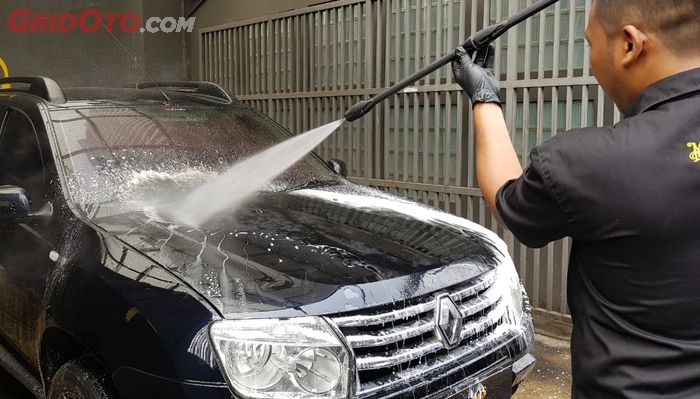 cuci mobil saat panas, area kap mesin bisa rusak