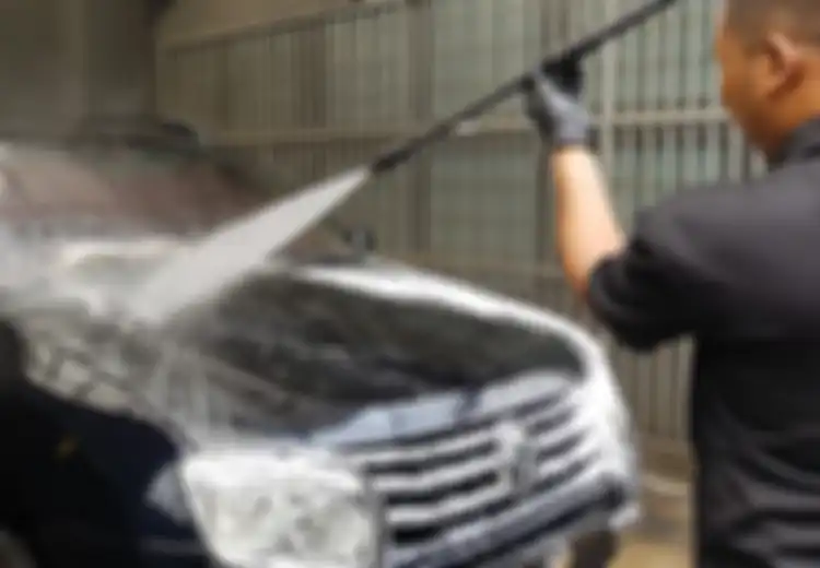 Baru Beli Mobil Bekas? Ini Cara Benar Mencuci Mobil Sendiri di Rumah