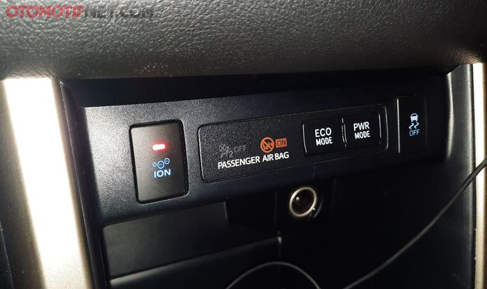 Secara otomatis lampu akan menyala merah dan berkedip bila kualitas udara di dalam kabin Innova Limited Edition kotor