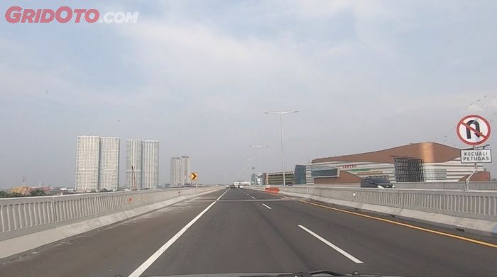 Jalan layan tol layang Cikampek