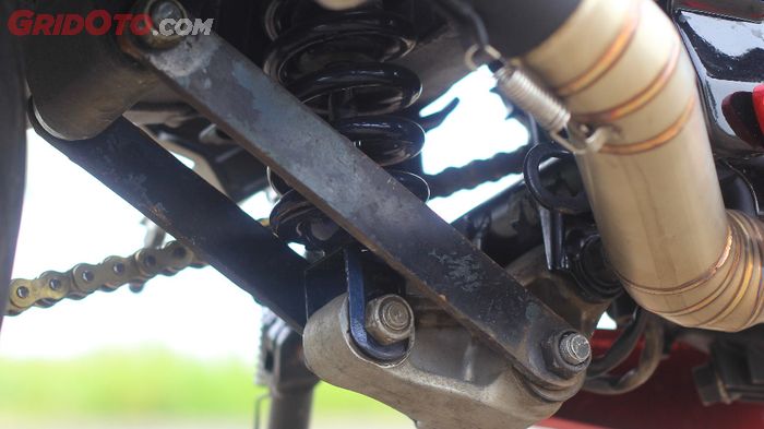 Kawasaki Ninja 250 konstruksi link mirip, cuma custom panjang tiangnya saja