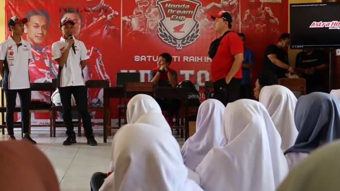 Ahwin Sanjaya dan Luki Hardianysah, Pembalap Nasional, Kunjungi SMA di HDC Tour Makassar