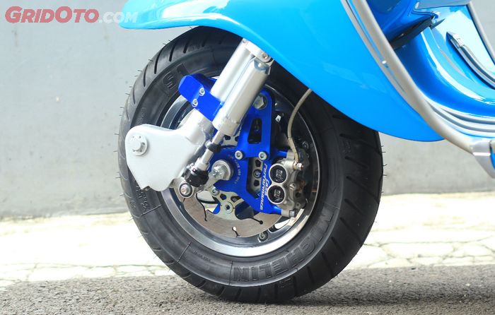 Double disk fully-floating 210 mm dengan kaliper radial monoblock 4 piston di Lambretta 150 DL , konon harganya sampai Rp 35 juta, wow&hellip;