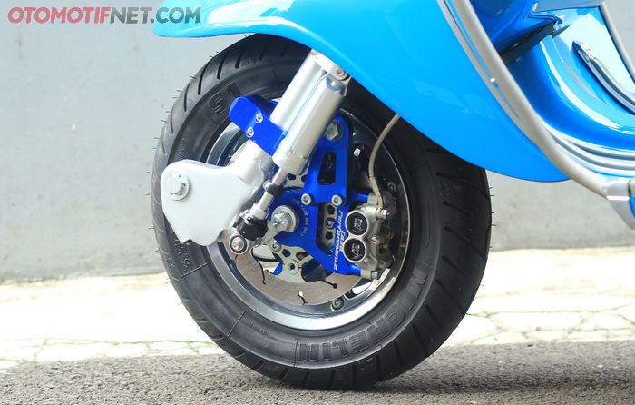 Double disk fully-floating 210 mm dengan kaliper radial monoblock 4 piston di Lambretta 150 DL , konon harganya sampai Rp 35 juta, wow&hellip;