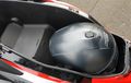 Honda ADV150 Dibekali Bagasi Yang Luas, Helm Half Face Sukses Ditelan
