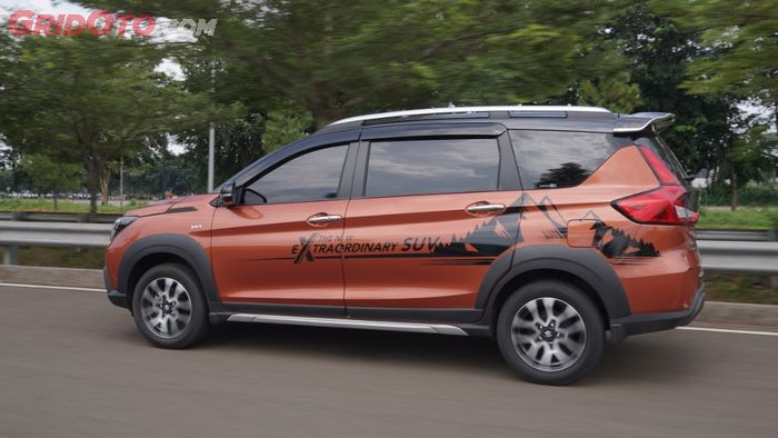 Ilustrasi. Suzuki XL-7 sedang Melaju di Kecepatan Tinggi